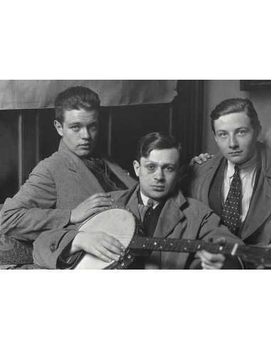 Dada à Paris Rene Crevel, Tristan Tzara avec un banjo (instrument d...