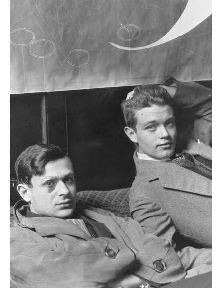 Tristan Tzara et René Crevel deux hommes étendus sur un divan Trist...