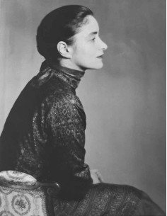 Rose Wheeler femme du monde, assise de profil en buste - robe de Po...