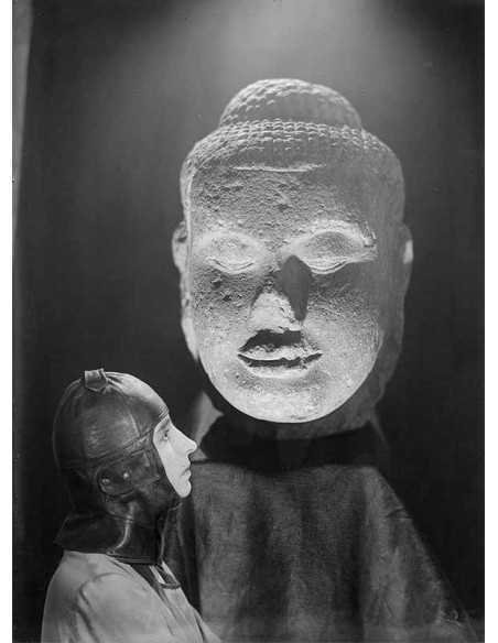 Titaÿna femme de profil avec un casque aviateur devant tête Bouddha...