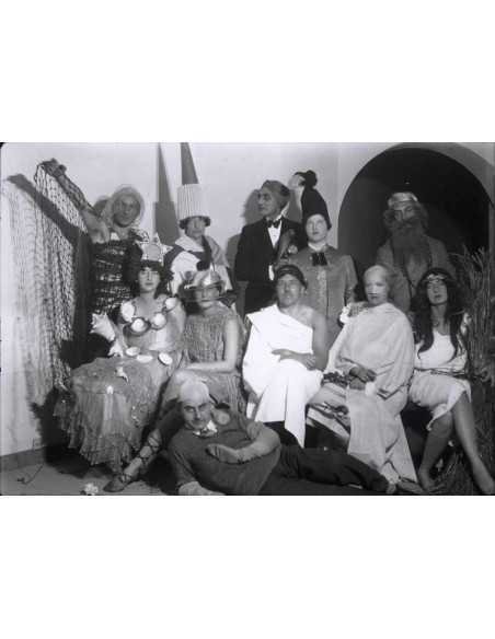 Bal au château du Vicomte de Noailles groupe de personnes déguisées...