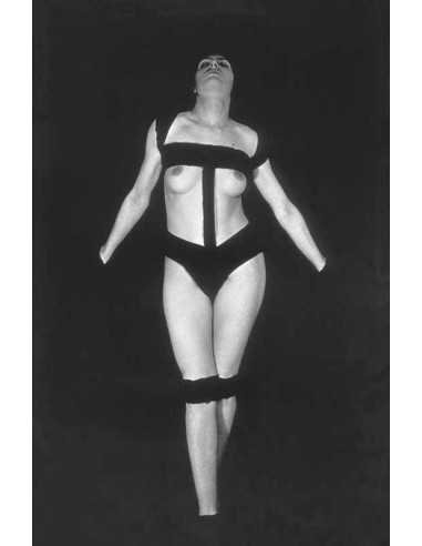 Blanc et noir (variante) femme nue de face bondage plan en pied com...