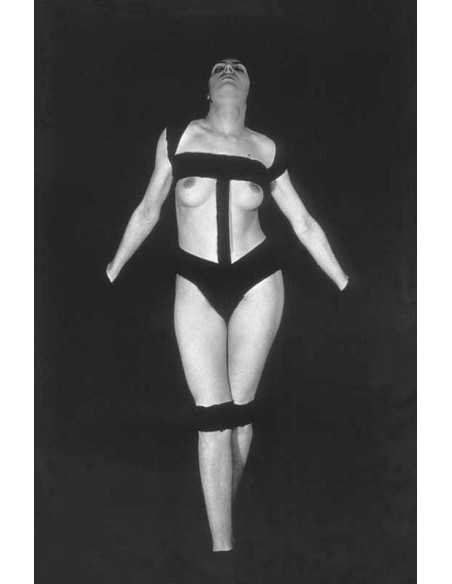 Blanc et noir (variante) femme nue de face bondage plan en pied com...