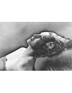 femme non identifiée Portrait femme allongée cheveux en arrière pla...