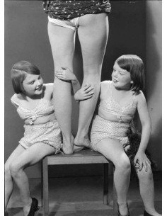 Deux Midgets et des jambes deux naines souriantes entourant les jam...