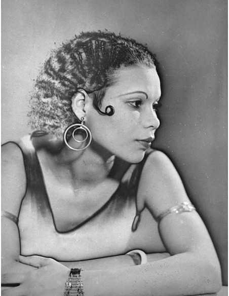 Daïs portrait profil femme métisse en buste accoudée, bras croisés,...