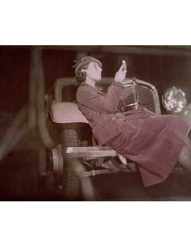 sans titre portrait femme assise sur pare-choc voiture - couleur - ...