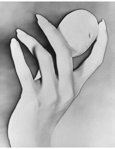 main et oeuf main de Margaret Neiman tenant un oeuf - solarisation ...