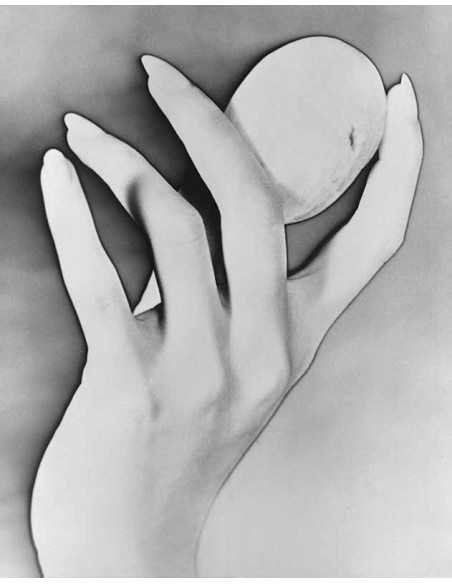 main et oeuf main de Margaret Neiman tenant un oeuf - solarisation ...