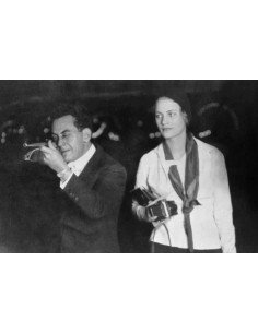 Man Ray et Lee Miller Man Ray tirant à la carabine à coté de Lee da...