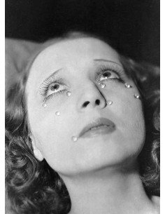 Les Larmes (visage) visage entier, yeux ouverts avec larmes en plan...