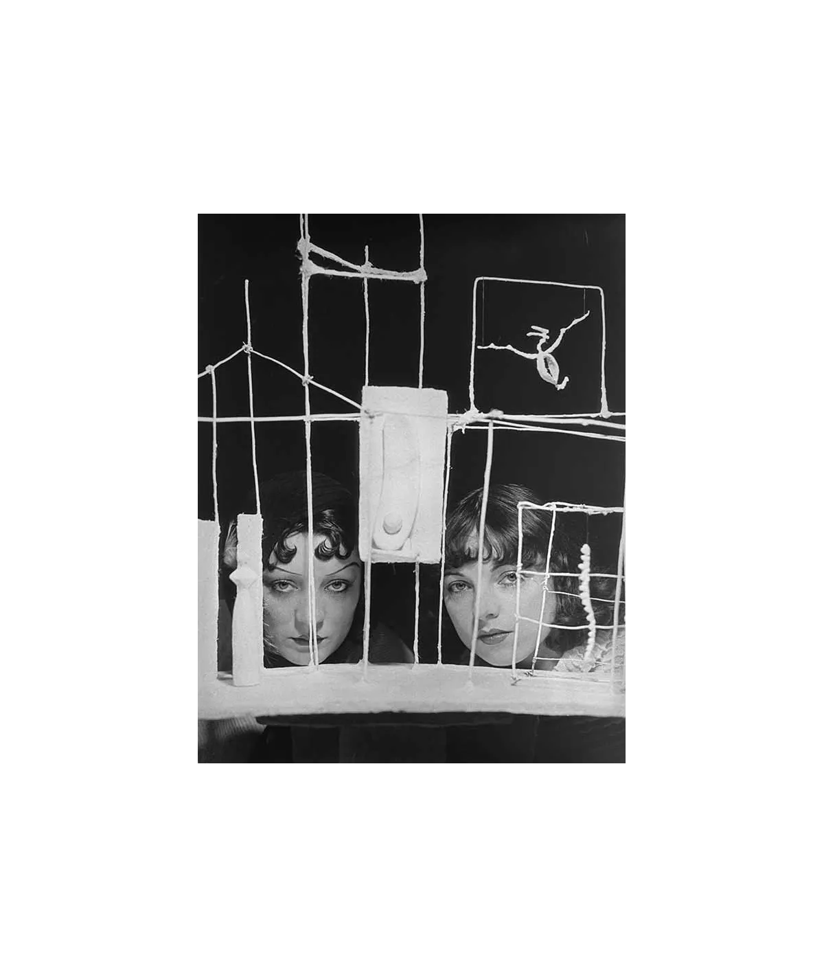 manray|Man Ray photo / TELIMAGE|Kiki et Lilli derrière "Le Palais à Quatre Heures du Matin"||Femmes