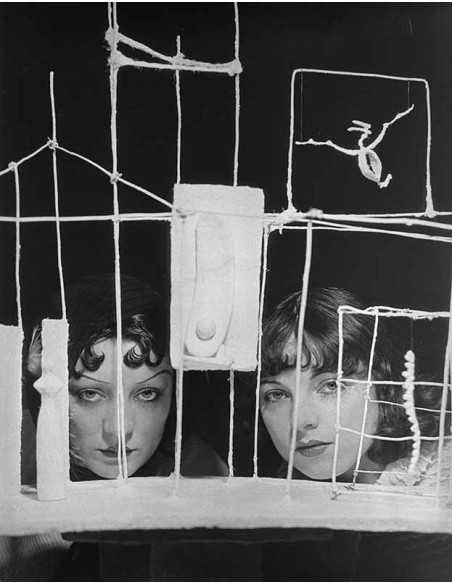 Kiki et Lilli derrière "Le Palais à Quatre Heures du Matin" deux vi...