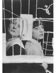 Kiki et Lilli derrière "Le Palais à Quatre Heures du Matin" bustes ...