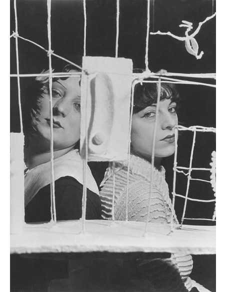 Kiki et Lilli derrière "Le Palais à Quatre Heures du Matin" bustes ...