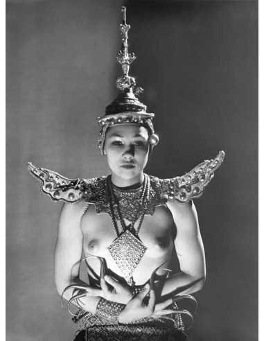 Danseuse Ishvani femme torse nu en costume indonésien bras croisés ...