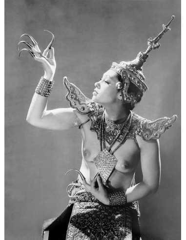 Danseuse Ishvani femme torse nu en costume indonésien de profil, un...