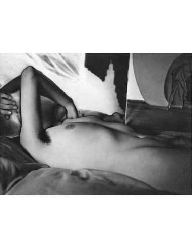 Meret Oppenheim femme nue allongée bras relevé et cachant son visag...