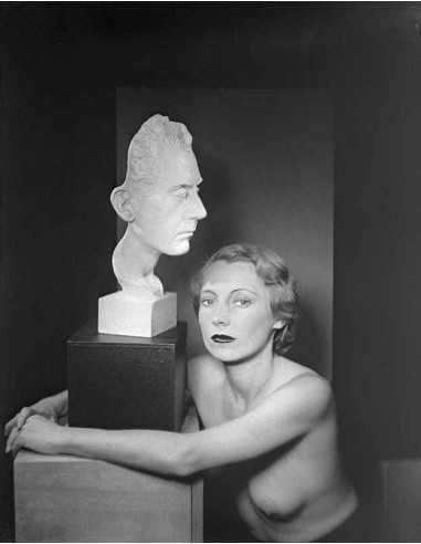 Masque de Man Ray avec femme femme non identifiée, torse nu, entour...