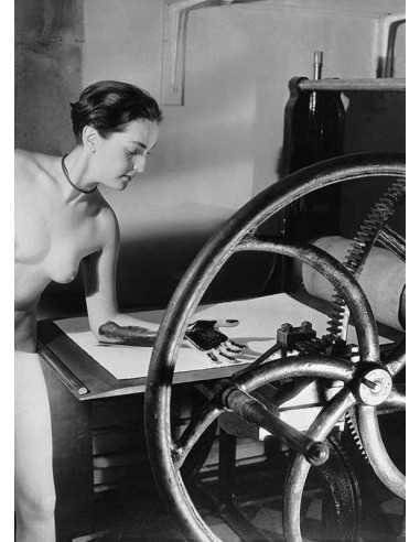 Meret Oppenheim avec la presse femme nue bras maculé d'encre accoud...