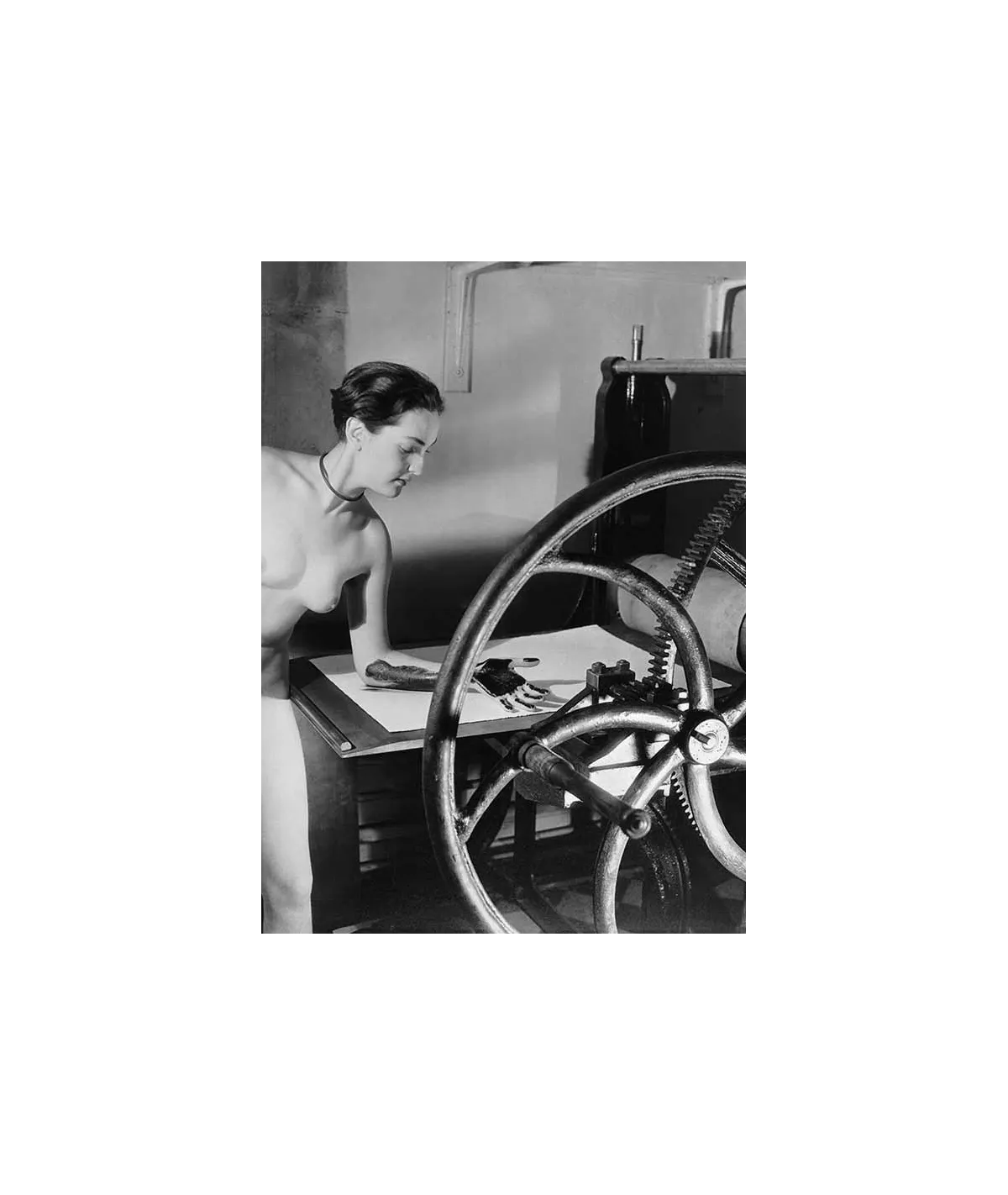 manray|Man Ray photo / TELIMAGE|Meret Oppenheim with press||Nudes