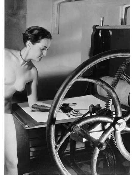 Meret Oppenheim avec la presse femme nue bras maculé d'encre accoud...