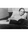 Meret Oppenheim nue allongée dans un lit, lisant Meret Oppenheim