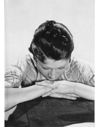 Modèle d'Antoine coiffure, tête en avant reposant sur ses mains mod...