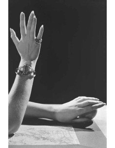 Mode bijoux bras portant des bijoux et se découpant sur fond noir (...