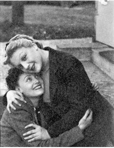 Nusch Eluard et Sonia Mossé deux femmes enlacées cheveux mélés - ex...