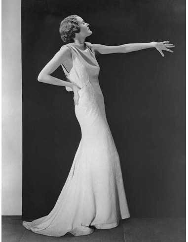 Schiaparelli, perfume modèle robe blanche sur fond noir bras tendu ...