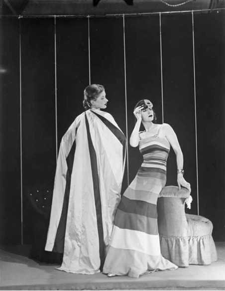 Mode (Harper's Bazaar) plan large de deux modèles l’une en robe ray...