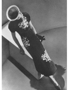 Mode (Harper's Bazaar) vue en plongée modèle adossé en robe moulant...