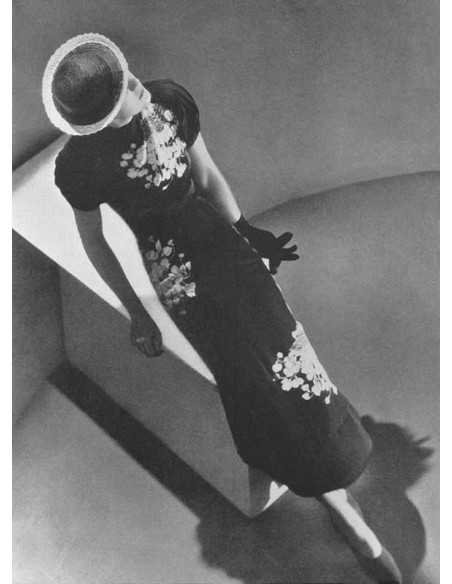 Mode (Harper's Bazaar) vue en plongée modèle adossé en robe moulant...