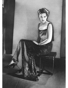 Nathalie Paley modèle assis portant une robe de Lucien Lelong - sol...