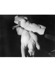 Nusch nue avec statue Venus Nusch Eluard, corps nu cambré appuyé su...