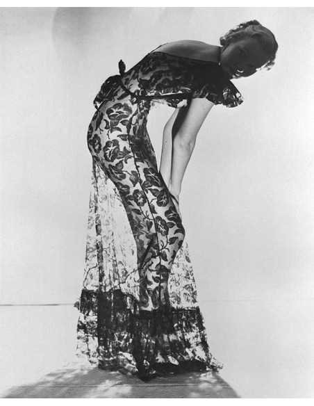 déshabillé modèle en déshabillé transparent penché en avant de prof...