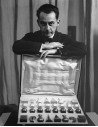 Man Ray et son jeu d'échec Autoportrait accoudé à son jeu d'échec M...
